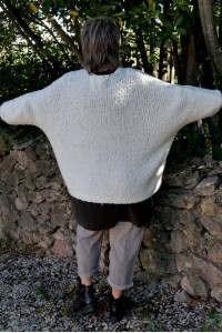 Pull femme blanc over size col V – Effet bouclettes, alpaga & laine