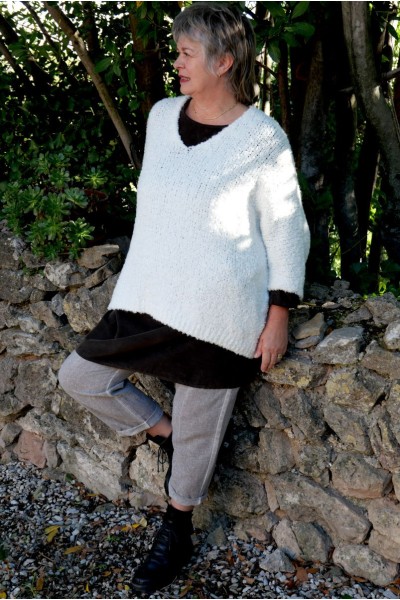 Pull femme blanc over size col V – Effet bouclettes, alpaga & laine