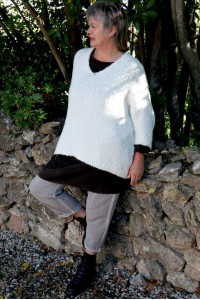 Pull femme blanc over size col V – Effet bouclettes, alpaga & laine