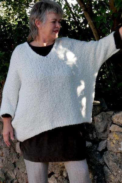 Pull femme blanc over size col V – Effet bouclettes, alpaga & laine