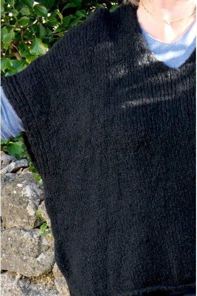 Pull noir over size femme sans manche, col V– chaud & confortable.