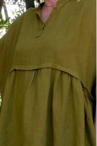 Tunique en lin vert femme grande taille – Col V bouton, manches