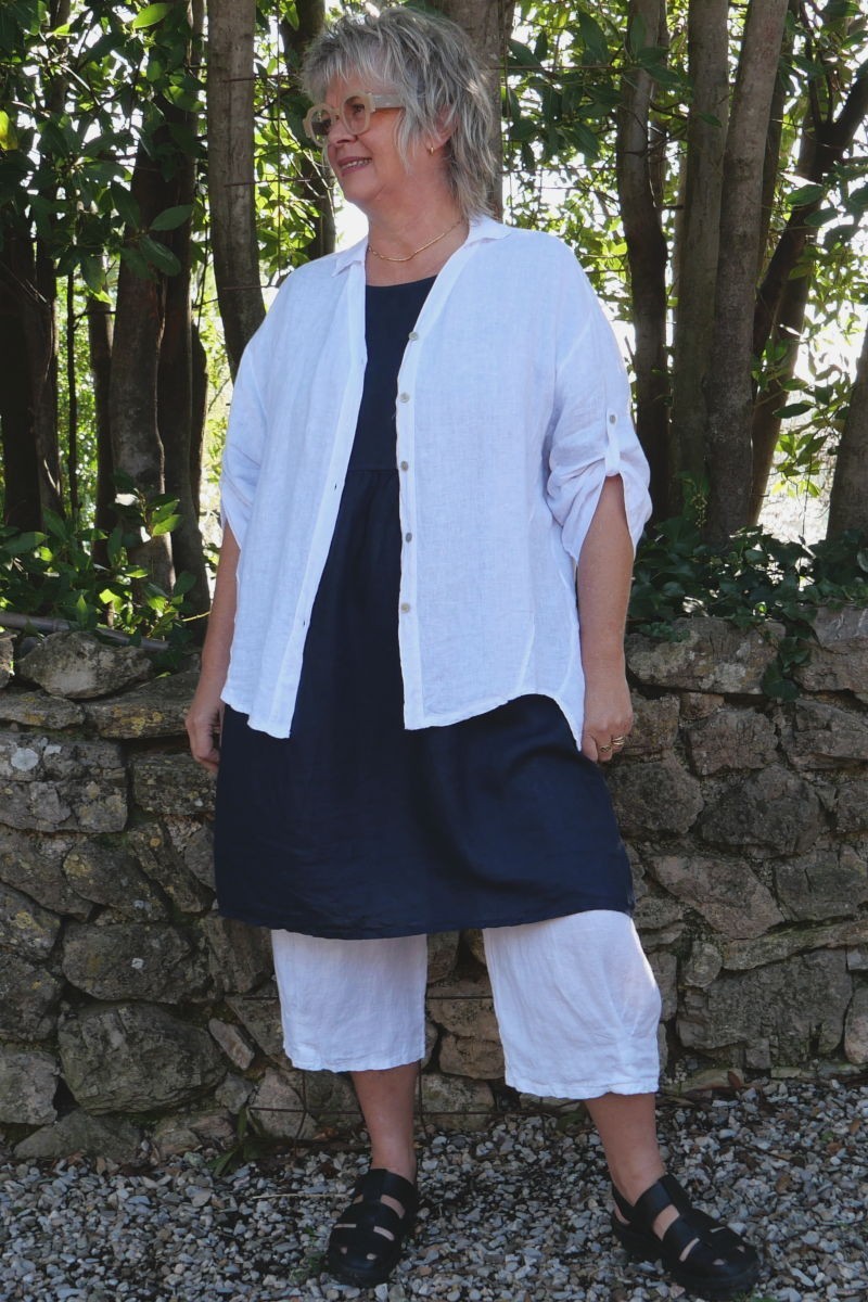 Chemise lin Iris Blanche, tunique lin Bleu marine et Pantalon lin Omer Blanc