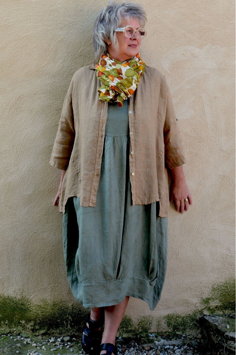 Chemise lin Iris Havane, Robe lin Leandrine Kaki et Foulard Coton Floreal Kaki