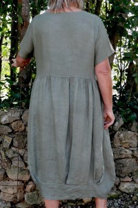 Robe femme en lin kaki grande taille – col rond, manches, poches