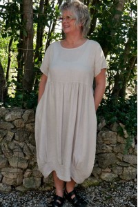 Robe femme en lin beige grande taille – col rond, manches, poches
