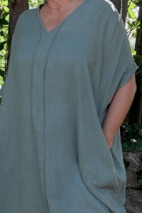 Robe en lin kaki femme grande taille jusqu’au 54 – col V devant et dos