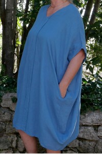 Robe en lin bleu femme grande taille jusqu’au 54 – col V devant et dos