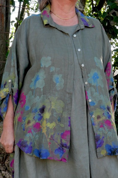 Chemise en lin oversize grande taille kaki à fleurs – manches longues.