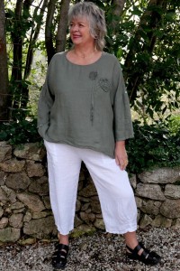 Top en lin femme grande taille – col rond, broderie fleurs, manches.