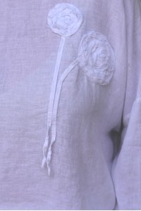 Top en lin blanc grande taille femme, col rond, fleurs cousues.