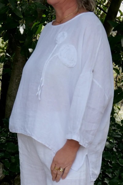 Top en lin blanc grande taille femme, col rond, fleurs cousues.