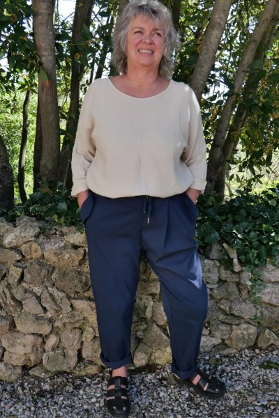 Pantalon Elasthanne Archibald Bleu marine et Top gaze de coton grande taille Colin Beige