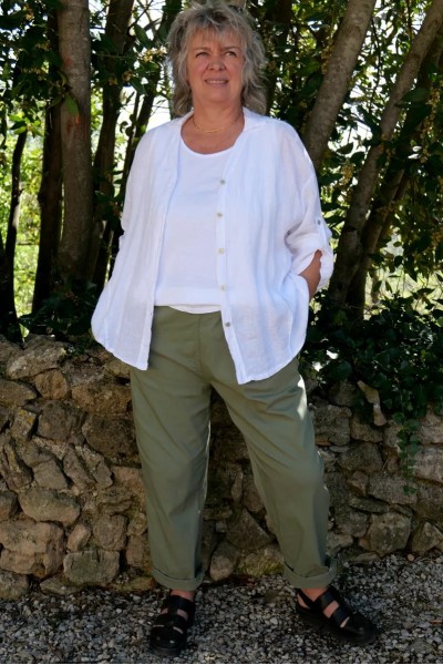 Débardeur coton Blanc, Chemise lin Iris Blanche et Pantalon Elasthanne Archibald Kaki