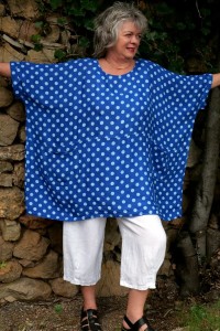 Tunique lin oversize bleu roi à pois - grande taille femme, col rond.