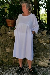 Robe longue en lin blanc grande taille - col rond, poches, confortable