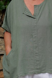 Tunique en lin grande taille col V – Coupe flatteuse & style moderne.