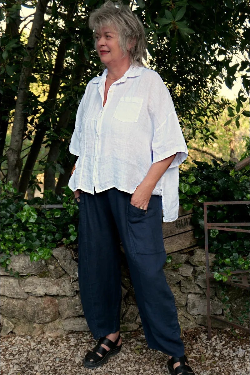 Chemise lin Armelle Blanche et Pantalon lin Aldebert Bleu marine