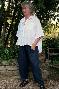 Chemise lin Armelle Blanche et Pantalon lin Aldebert Bleu marine