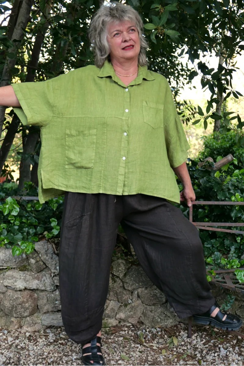 Chemise lin Armelle vert printemps et pantalon Aldebert chocolat
