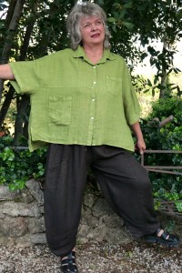 Chemise lin Armelle vert printemps et pantalon Aldebert chocolat