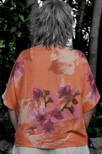Haut lin femme grande taille saumon, motif floral