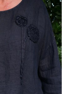 Haut lin femme grande taille, détail fleurs brodées