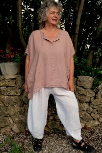 Tunique lin over size confortable, col V féminin et pantalon en lin Aldebert grande taille blanc