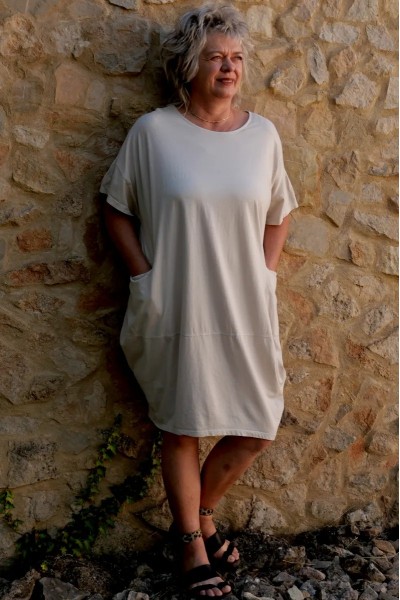 Robe femme grande taille, col rond, poches pratiques et manches courtes
