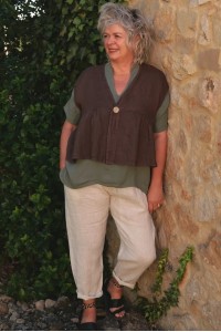 Top lin Léandre kaki, top lin Côme marron cacao et pantalon lin Gabriel beige