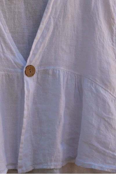 haut lin blanc grande taille, bouton décoratif, col V