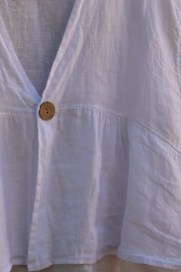 haut lin blanc grande taille, bouton décoratif, col V