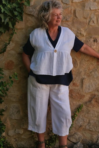 haut lin sans manche, top lin col V bleu marine, pantalon grande taille lin blanc