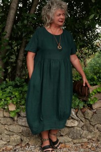 Robe lin col rond, poches pratiques, manches courtes, couleur intense