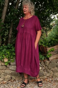 Robe lin Leandrine crème de cassis, naturelle et élégante