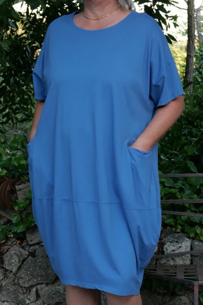 Robe grande taille, col rond intemporel , poches pratiques, manches courtes couvrantes