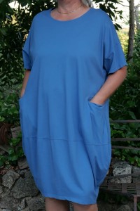 Robe grande taille, col rond intemporel , poches pratiques, manches courtes couvrantes