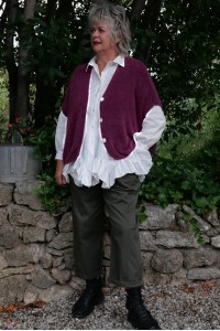 Gilet Vanida violet de Bali, Chemise coton Froufrou blanche & Pantalon coton Erwan kaki, mode femme grande taille