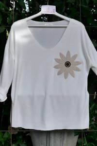 Pull léger blanc, détail fleur bohème, manches longues