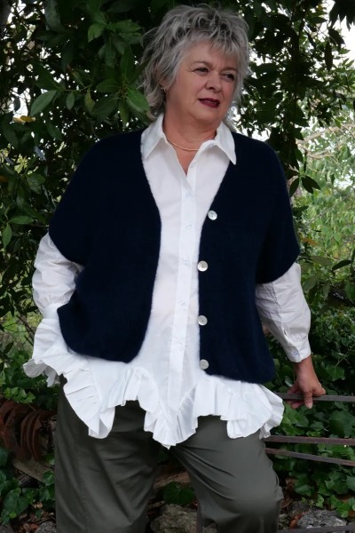 Gilet sans manche Vanida bleu marine & Chemise coton Froufrou blanche