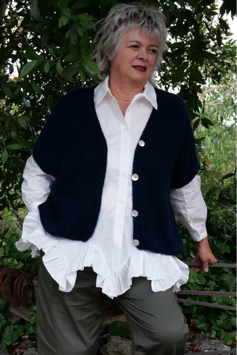 Gilet sans manche Vanida bleu marine & Chemise coton Froufrou blanche